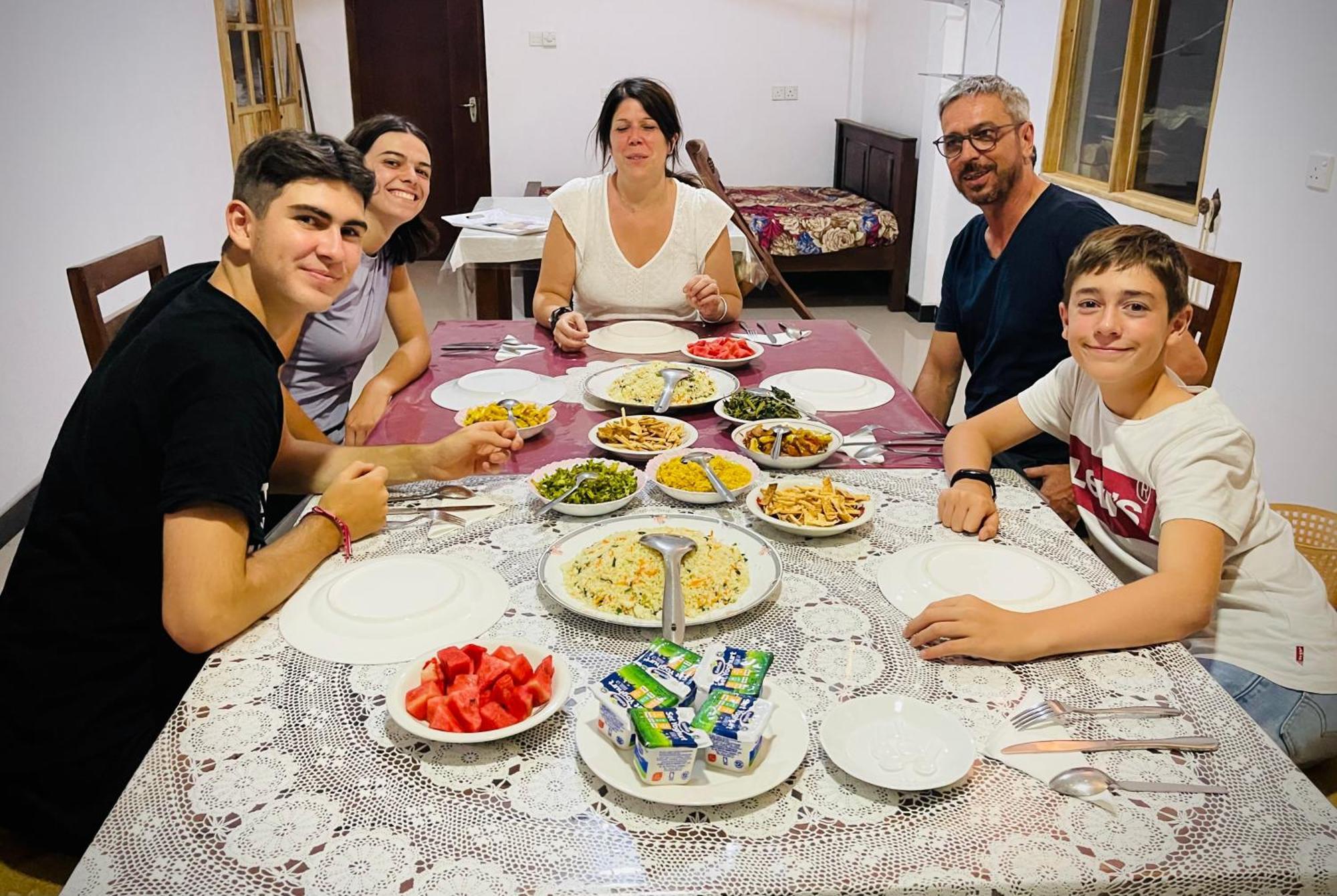 Geethani Tourist Home פולונרואה מראה חיצוני תמונה