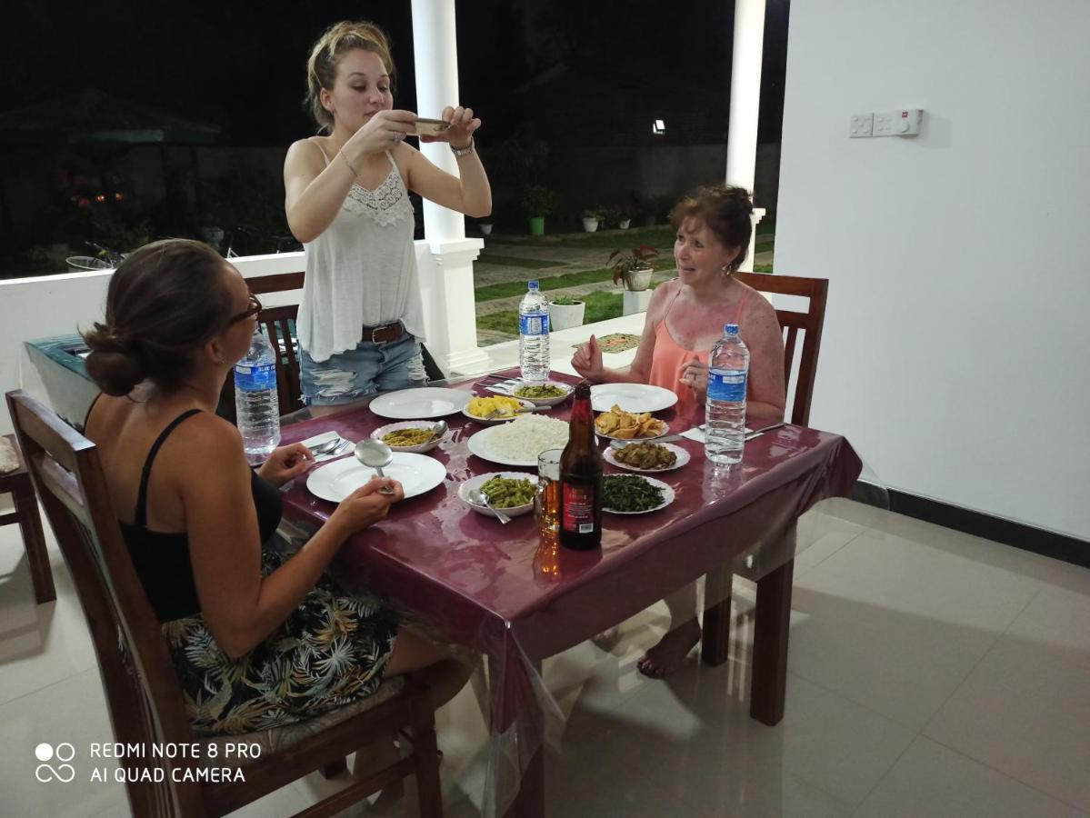Geethani Tourist Home פולונרואה מראה חיצוני תמונה