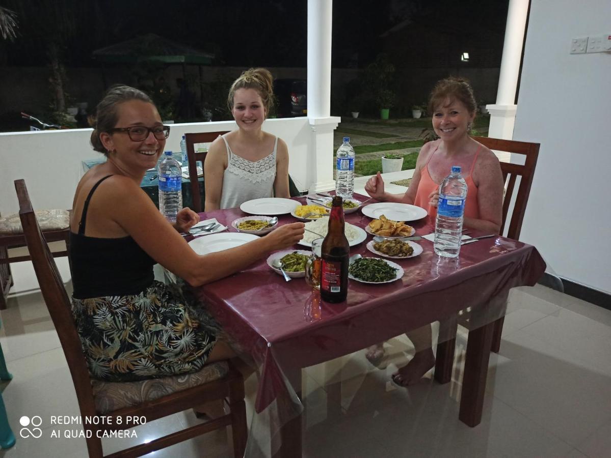 Geethani Tourist Home פולונרואה מראה חיצוני תמונה